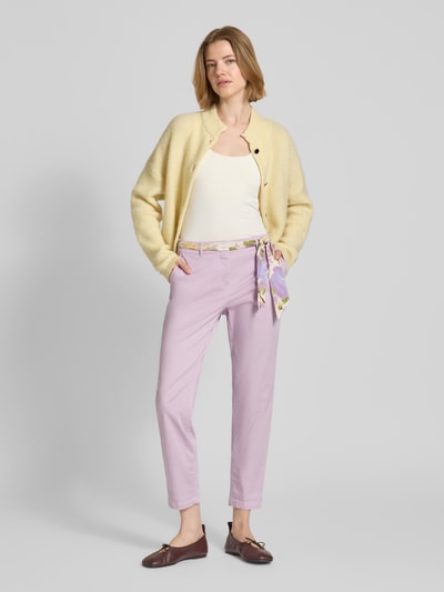 Frauenmodel trägt Slim Fit Chino mit Viskose-Anteil von Christian Berg Woman in Flieder, elastischer Stoff, Stoffband, Ganzkörperansicht von vorne.