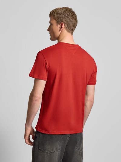 Männermodel trägt Slim Fit T-Shirt aus reiner Baumwolle von Tommy Jeans, Optik: Unifarben, Label-Print, Rundhals, Kurzarm, Rückansicht.