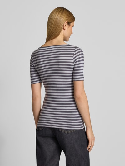 Vrouwenmodel draagt Slim Fit T-Shirt uit pure katoen van Marc O'Polo met all-over motief, gestreept patroon, logoprint, boothals, korte mouw, achteraanzicht volledige lichaamsopname.