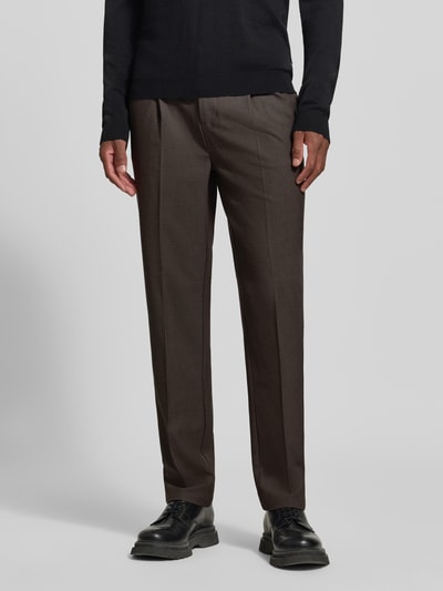 Männermodel trägt Hose mit elastischem Bund und Bügelfalten Modell 'MARC 2.0' von Casual Friday, Material-Mix braun, Nahaufnahme Oberkörper. Regular Fit, seitliche Eingrifftaschen, Paspeltaschen hinten, leichte Textur.