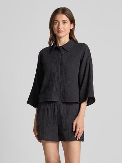 Frauenmodel trägt Loose Fit Hemdbluse aus reiner Baumwolle Modell 'NATALI' von Vero Moda, Optik: Unifarben, Seersucker, 3/4-Arm, Hemdkragen, einreihige Knopfleiste, Ganzkörperansicht von vorne.