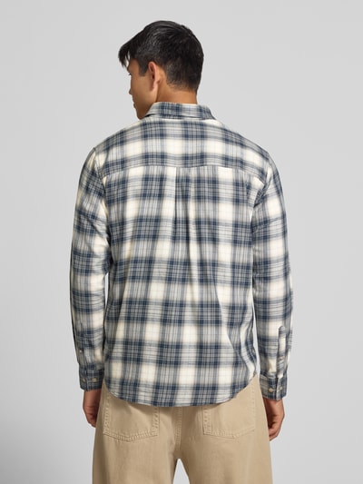Männermodel trägt Slim Fit Freizeithemd aus reiner Baumwolle Modell 'James' von JACK & JONES mit Karomuster, Ganzkörperansicht Rückansicht.