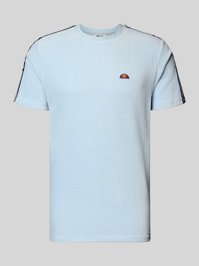 Produktfoto, T-Shirt mit Logo Modell 'MADORI' von Ellesse, jasnoniebieski, bawełniany miks ze stretchem, krój regular fit, okrągły dekolt, logo z przodu, długość tyłu w rozmiarze M: 66 cm, wyraźna struktura żebrowa