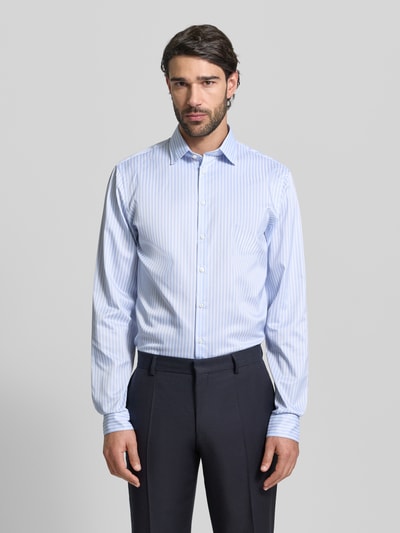 Männermodel trägt Slim Fit Business-Hemd mit Kentkragen von Jake*s, hellblau gestreift, Elastischer-Material-Mix, Ganzkörperansicht von vorne.