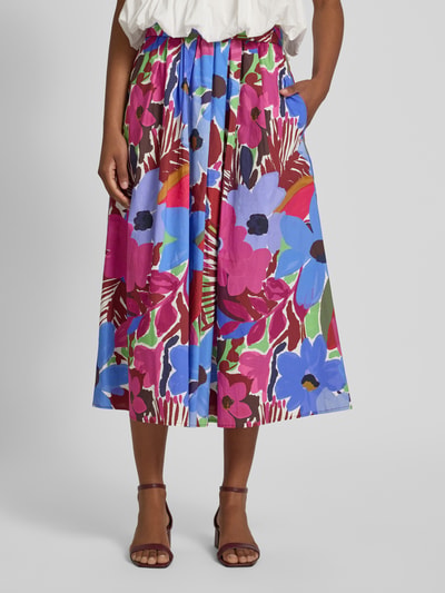 Frauenmodel trägt Midirock im Allover-Look mit elastischem Bund aus Reine Baumwolle von Christian Berg Woman Selection, bunte florale Muster, A-Linie, Ganzkörperansicht von vorne.
