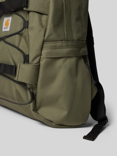 Productfoto, Rucksack met label-details Modell 'KICKFLIP' van Carhartt Work In Progress, olijfgroen, zwarte kliksluitingen, textuur canvas, verstelbare schouderriem, hoofdvak met ritssluiting, buitenvakken, korte handgreep, context: breedte 36 cm, lengte 48 cm, diepte 18 cm, schouderriem lengte 63 cm
