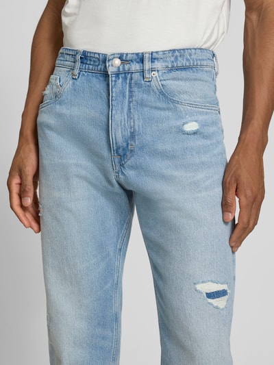 Männermodel trägt Jeans im Destroyed-Look Modell 'HIGHT' von Drykorn, Reine Baumwolle, Regular-Fit, hellblau, Nahaufnahme Oberkörper