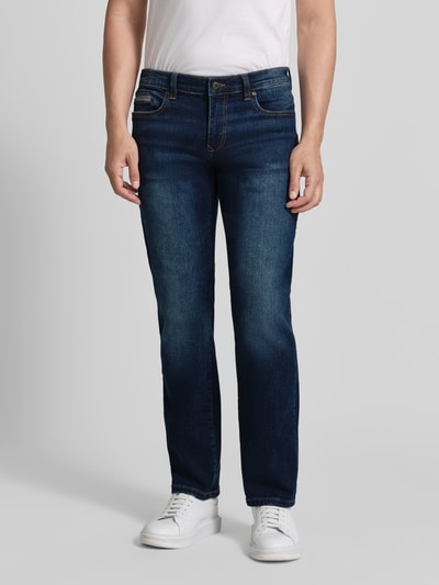 Mężczyznęmodel nosi Regular Fit Jeans mit Eingrifftaschen von MCNEAL, mieszanka bawełny i elastanu, efekt znoszenia, wpuszczane kieszenie, szerokość w rozmiarze 32/32: 45 cm, długość wewnętrzna nogawki w rozmiarze 32/32: 80 cm, krój regular fit, granatowy, całopostaciowy widok z przodu.