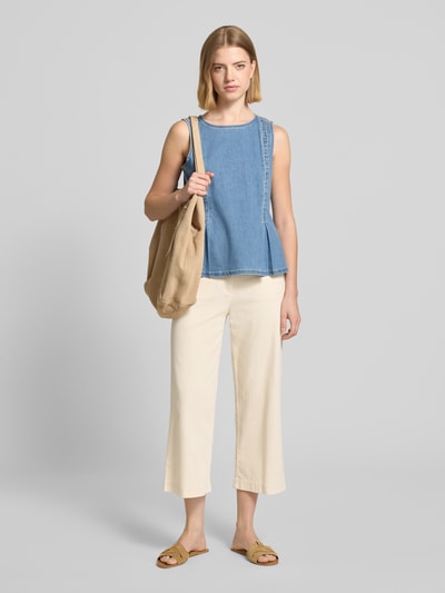 Frauenmodel trägt Regular Fit Culotte aus Baumwoll-Mix von Raphaela By Brax in Unifarbe mit Gürtelschlaufen, Cropped-Länge, Leistentaschen und Gesäßtaschen, Knopf und verdecktem Reißverschluss, cremefarbene Textur, Ganzkörperansicht von vorne.