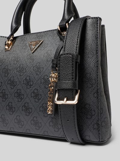 Produktfoto, Handtasche mit Logo-Muster Modell 'NOELLE II' von Guess aus schwarzem strukturiertem Material mit Label-Applikation, Tragehenkel, Hauptfach mit Reißverschluss, Schulterriemen, Maße: Breite 24 cm, Länge 19 cm, Tiefe 6 cm, Schulterriemenlänge 126 cm.