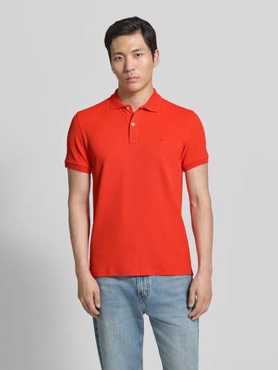 Męski model nosi Regular Fit Poloshirt mit Stitching Modell 'PLANTAGO' od Peuterey, materiał z domieszką stretchu, czerwony kolor, kołnierzyk polo, zapięcie na guziki, długość tyłu w rozmiarze M: 71 cm, krój regular fit, widok całej sylwetki z przodu.