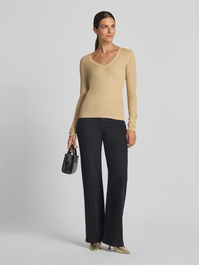 Frauenmodel trägt Slim Fit Pullover aus Viskose-Mix Modell 'Maglia' von Liu Jo White in Beige, breiter Bund, V-Ausschnitt, Ganzkörperansicht von vorne