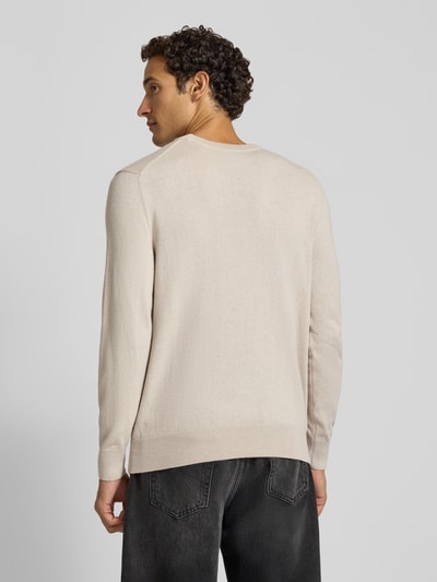 Männermodel trägt Regular Fit Pullover aus Baumwoll-Mix mit Schurwoll-Anteil von Marc O'Polo in Beige, glatte Textur, Ganzkörperansicht Rückansicht. Herren Pullover von Marc O'Polo.