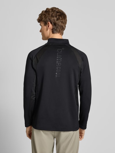 Männermodel trägt Sweatshirt mit Stehkragen von adidas Training in Schwarz, Material-Mix mit Stretch, Label-Print am Rücken, Ganzkörperansicht Rückansicht.