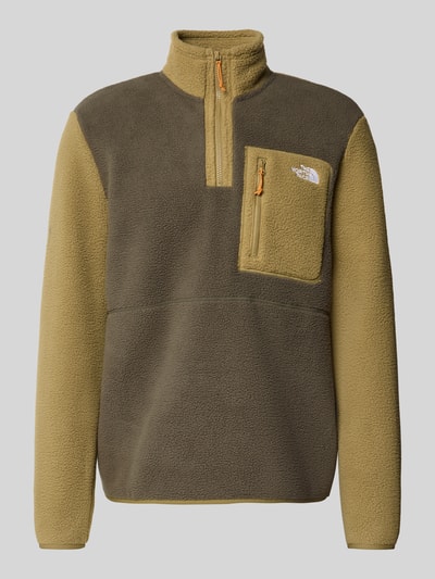 Produktfoto, Fleecepullover mit Brusttasche Modell 'YUMIORI' von The North Face, krój regular fit, stójka, zamek błyskawiczny, brustasza, wyhaftowane logo, długość tyłu w rozmiarze M 70 cm, długość rękawów w rozmiarze M 67 cm, odcienie oliwkowej zieleni, miękka faktura, kontrastowe panele