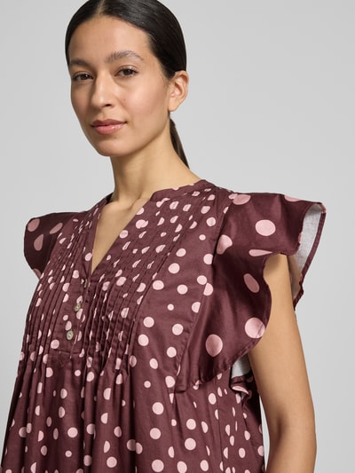 Frauenmodel trägt Relaxed Fit Midikleid mit gelegten Falten von Christian Berg Woman in Braun mit rosa Punkten, Reine Baumwolle, Tunika-Ausschnitt und Kappärmel, Knopfleiste, Nahaufnahme Oberkörper.