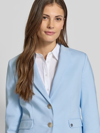 Vrouwenmodel draagt Regular Fit Blazer met katoen van s.Oliver BLACK LABEL, look: effen, pasvorm: regular fit, reverskraag, labelapplicatie, 2-knoopsluiting, lange mouw, met zakken als detail, nahaufnahme bovenlichaam.