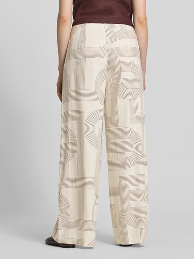 Frauenmodel trägt Hose aus Leinen-Elasthan-Mix im Allover-Look von comma, beige mit braunem Muster, Relaxed Fit, Ganzkörperansicht Rückansicht.