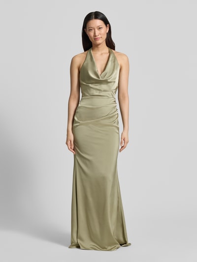 Modelka kobieca nosi „Abendkleid mit tiefem Rückenausschnitt und Neckholder” od Mascara, satynowa tkanina, kolor oliwkowy, krój slim fit, długość maxi, dekolt typu woda, halter z zapięciem na haftki, marszczenia, zapięcie z tyłu na haftkę i zamek, głęboki dekolt na plecach, długość pleców w rozmiarze 36: 136 cm, szerokość w rozmiarze 36: 41 cm, widok całej sylwetki z przodu