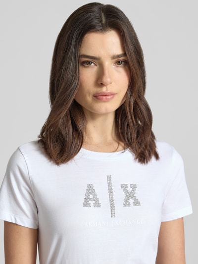 Frauenmodel trägt T-Shirt mit Logo und Rundhalsausschnitt von ARMANI EXCHANGE aus reiner Baumwolle im Regular-Fit, Nahaufnahme Oberkörper.