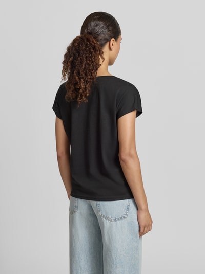 Frauenmodel trägt T-Shirt mit Statement-Print und Rundhalsausschnitt von Christian Berg Woman im Baumwoll-Viskose-Mix, Regular-Fit, Rückenlänge bei Größe S 66 cm, schwarze Farbe, glatte Textur, Ganzkörperansicht Rückansicht.