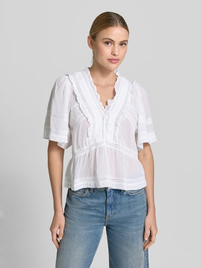 Frauenmodel trägt weißes Blusenshirt mit Häkelspitze Modell 'Evienne' von Neo Noir, reine Baumwolle, tailliert, Nahaufnahme Oberkörper.