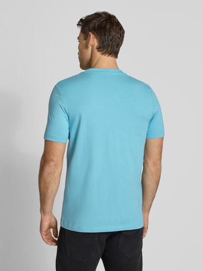 Męski model nosi Regular Fit T-Shirt aus reiner Baumwolle od s.Oliver RED LABEL, kolor jednolity, krój regular fit, tkanina jersey, bawełna, widok całej sylwetki z tyłu.