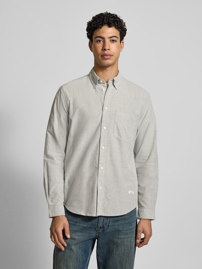 Männermodel trägt Regular Fit Freizeithemd aus reiner Baumwolle von Marc O'Polo Denim in Optik: Unifarben, Melange-Optik, Ganzkörperansicht von vorne.