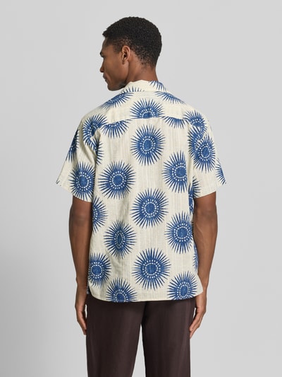 Männermodel trägt Regular Fit Freizeithemd im Allover-Look Modell 'BILBAO' von Jack & Jones Premium, beige mit blauen Kreisen auf Baumwolle, Reverskragen, Ganzkörperansicht Rückansicht.