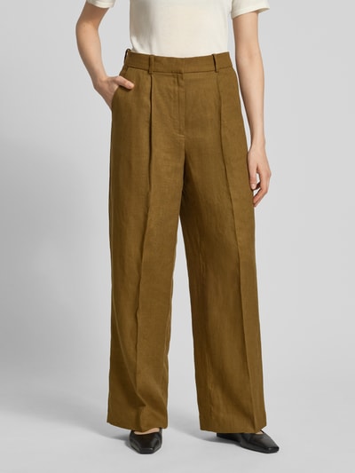 Frauenmodel trägt Straight Fit Leinenhose mit Bügelfalten Modell 'Tempoli' von Mango in Braun, reine Leinen, Nahaufnahme Oberkörper.