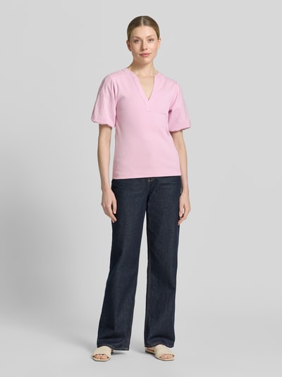 Vrouwenmodel draagt T-shirt met ballonmouwen model 'Jada' van MOS MOSH in roze katoenmix met stretch, nauwsluitend model, fijnrib, V-hals, ruglengte maat S 60 cm, volledig lichaam vooraanzicht.