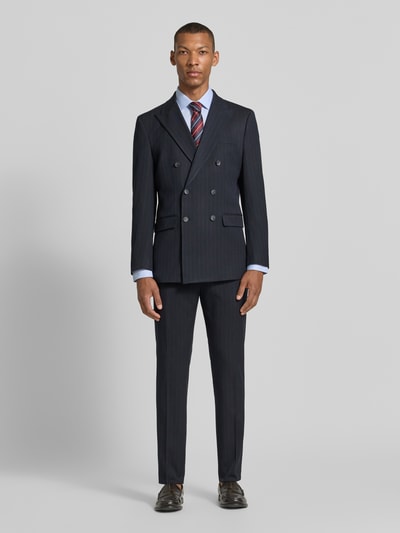 Männermodel trägt Slim Fit Sakko mit Nadelstreifen von SELECTED HOMME in Dunkelblau mit feiner Nadelstreifen-Optik, Ganzkörperansicht von vorne.