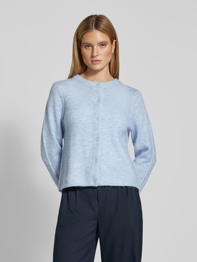 Modelka kobieca ma na sobie Regular Fit Sweatjacke aus Woll-Mix mit Alpaka-Anteil Modell 'LULU NEW' od Selected Femme, błękitna melanżowa dzianina, długie rękawy, zapięcie na pojedynczy rząd guzików, prążkowane wykończenia, widok całej sylwetki z przodu.