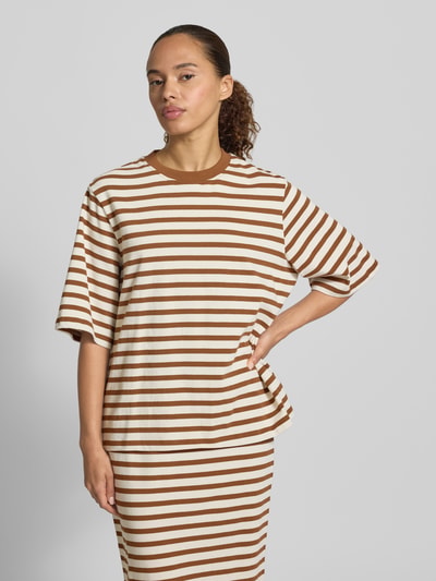 Frauenmodel trägt Oversized T-Shirt mit 1/2-Arm Modell 'FIDELIA' von Soyaconcept, reine Baumwolle, braun-weiß gestreift, Ganzkörperansicht von vorne