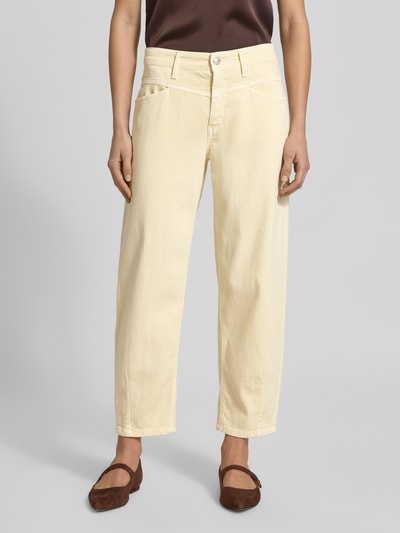 Frauenmodel trägt Straight Fit Jeans mit Eingrifftaschen Modell 'Elin' von Cambio, Baumwoll-Mix, verkürzte Passform, Ganzkörperansicht von vorne.