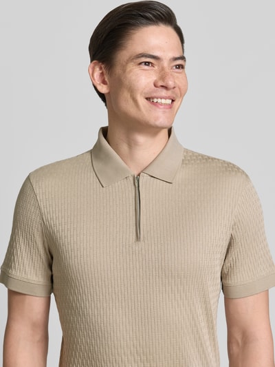 Männermodel trägt Slim Fit Poloshirt mit Reißverschluss Modell 'Franciscojose' von JOOP! Collection, Reine Baumwolle, Nahaufnahme Oberkörper.