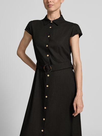 Frauenmodel trägt Hemdblusenkleid mit Leinen-Anteil und Gürtel von Apricot in Schwarz mit Umlegekragen und Kappärmeln, Nahaufnahme Oberkörper. Viskose-Mix, taillierte Passform, Midikleid, Knopfleiste, Rückenlänge 125 cm, Brustweite 46 cm, Ärmellänge 10 cm.