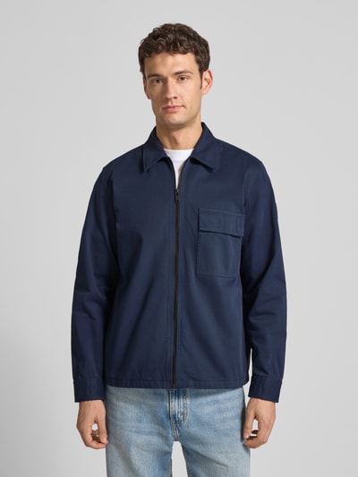 Männermodel trägt Regular Fit Hemdjacke aus reiner Baumwolle Modell 'M_LORUM' von BOSS Orange, Optik: unifarben, Brusttasche, Ganzkörperansicht von vorne