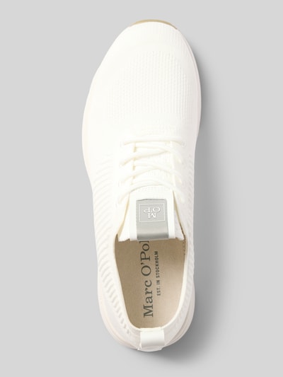 Produktfoto, Low Top Sneaker mit strukturierter Stretch-Oberfläche von Marc O'Polo in Unifarbe Weiß, flache Sohle, Label Patch und Schnürung, abgerundete Schuhspitze, dämpfende Sohle, Stretch-Webstruktur, Draufsicht.