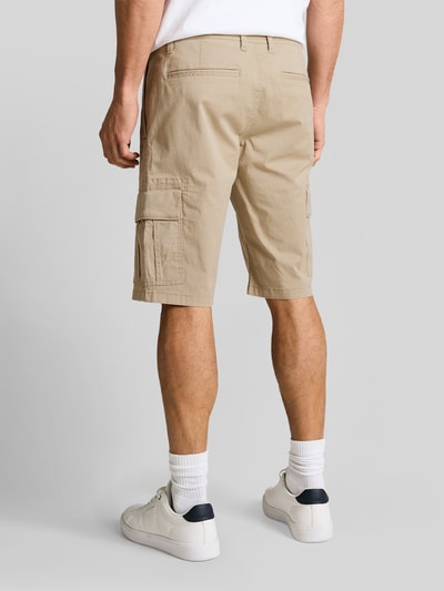 Männermodel trägt Regular Fit Cargoshorts aus Baumwoll-Mix von Tom Tailor, Optik: Unifarben, Strukturiert, Paspeltaschen, Cargotaschen, Materialverarbeitung: Piqué, Ganzkörperansicht Rückansicht.