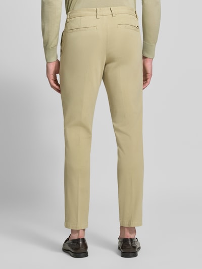 Mannelijk model draagt beige slim fit chino van katoenmix, Slim Fit Chino aus Baumwoll-Mix model 'Kaiton1' van BOSS, Heren, volledige achteraanzicht.