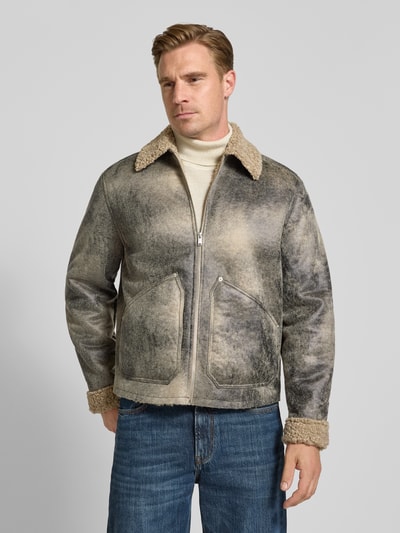 Männermodel trägt Jacke mit Kentkragen Modell 'LERON' von DRYKORN, gerader Schnitt, Teddyfell, Reißverschluss, Jeans, Ganzkörperansicht von vorne.