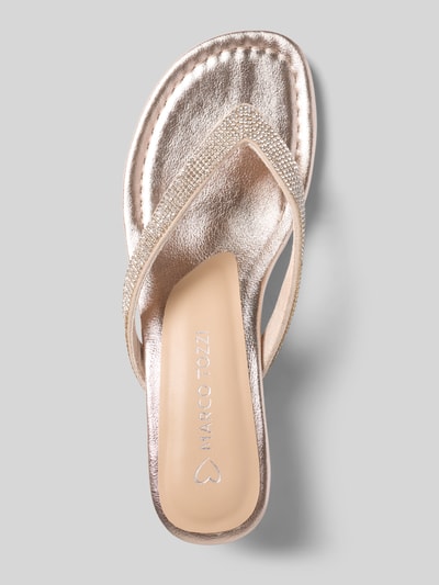 Productfoto, Zehentrenner met Pfennigabsatz van Marco Tozzi in metallic kleur, afgeronde model, met strass-steentjes, licht gestructureerde zool, hakhoogte maat 40: 4 cm