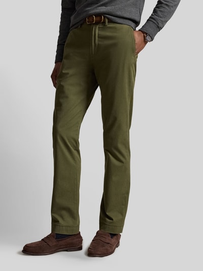 Mężczyzna nosi proste spodnie z mieszanki bawełny Gerade Hose aus Baumwoll-Mix von Polo Ralph Lauren, oliwkowy odcień, gładka tekstura, Ganzkörperansicht von vorne.