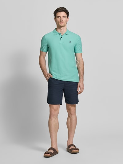 Männermodel trägt Poloshirt mit Logo-Stitching Modell 'PERFORMANCE' von Lerros, Baumwoll-Mix, Regular-Fit, Ganzkörperansicht von vorne.