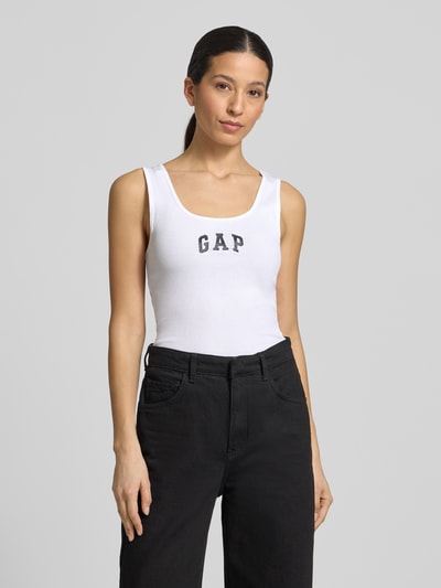 Frauenmodel trägt Slim Fit Top mit Logo-Print von GAP in Weiß mit Rundhalsausschnitt, elastischem Baumwoll-Mix, Ganzkörperansicht von vorne.