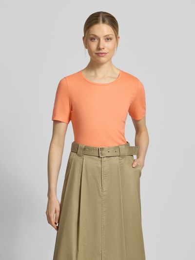 Frauenmodel trägt T-Shirt mit Rundhalsausschnitt von Christian Berg Woman in Orange, Reine Baumwolle, Regular-Fit, 1/2-Arm, Rückenlänge 60 cm bei Größe S, Ganzkörperansicht von vorne.