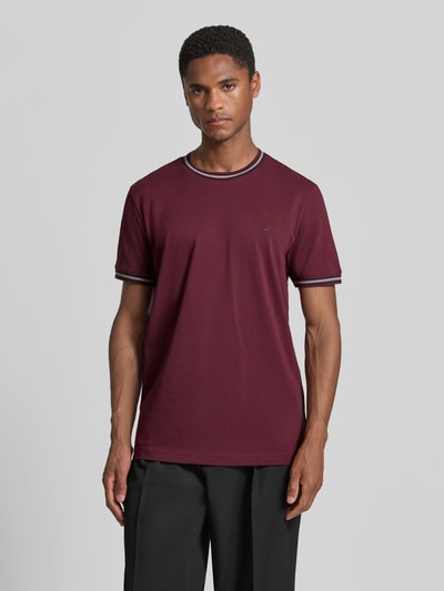 Männermodel trägt Regular Fit T-Shirt mit Logo-Stitching von Christian Berg Men in Bordeaux, Reine Baumwolle, Rundhalsausschnitt, Ganzkörperansicht von vorne. Rückenlänge bei Größe M: 71 cm.