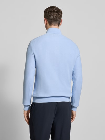 Männermodel trägt Regular Fit Troyer aus reiner Baumwolle von Polo Ralph Lauren, look: effen, schippersstijl, piqué, langemouw, logodetail, romperzoom geribd, ganzkörperansicht rückansicht.