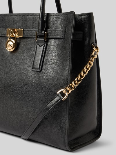 Produktfoto, Handtasche mit Tragehenkel Modell 'HAMILTON' von MICHAEL Michael Kors in Schwarz, goldfarbene Details, strukturiertes Material, Label-Detail, Hauptfach mit Reißverschluss, 37 cm Breite, 32 cm Länge, 12 cm Tiefe, Schulterriemen 47 cm, Innenfach mit Reißverschluss.